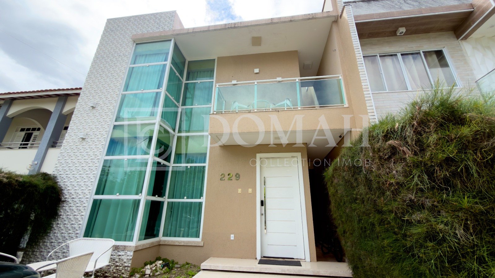 Casa duplex moderna com lago privativo - Foto 1